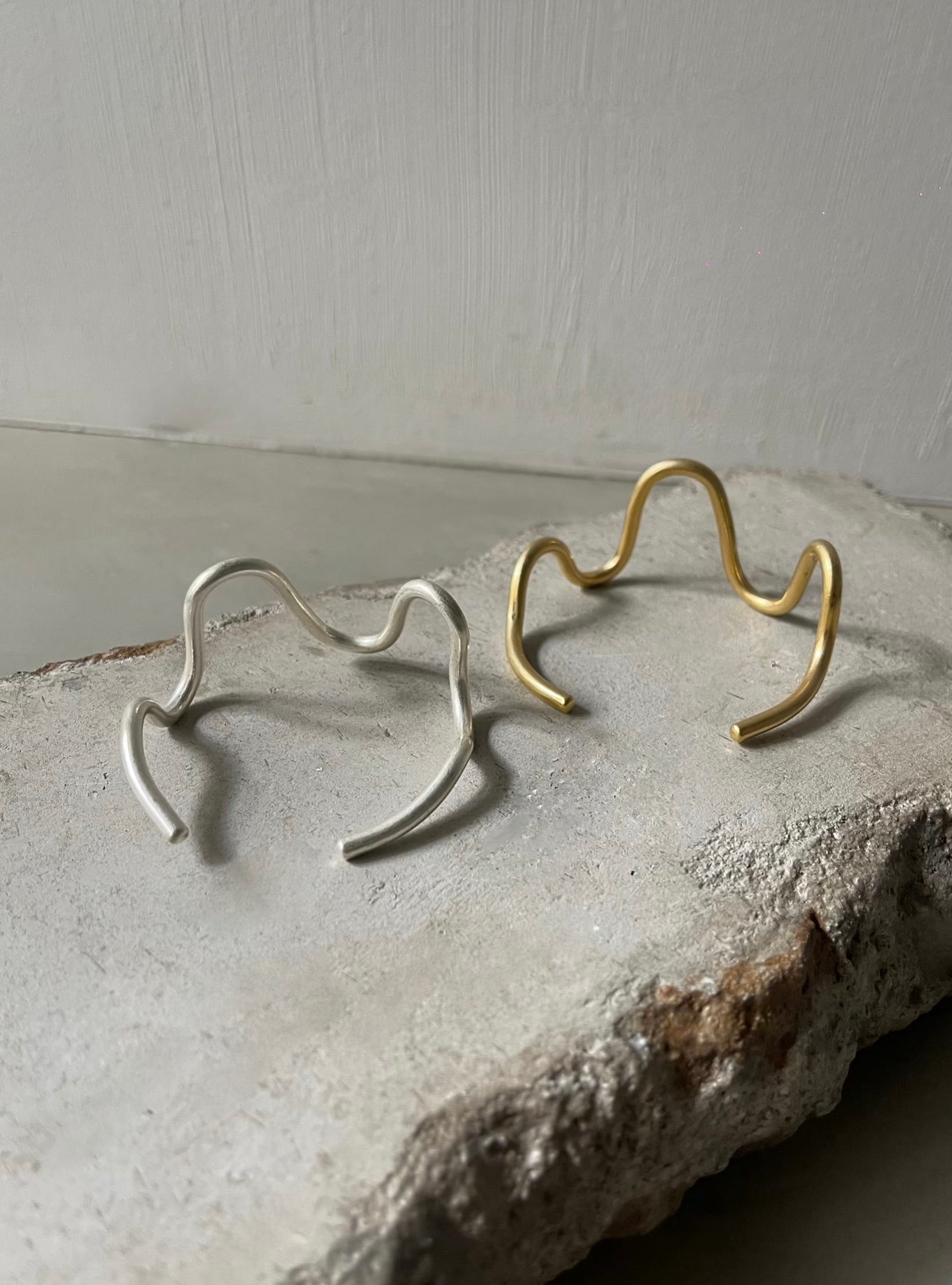 Nuance Wave Bangle – JUEMI
