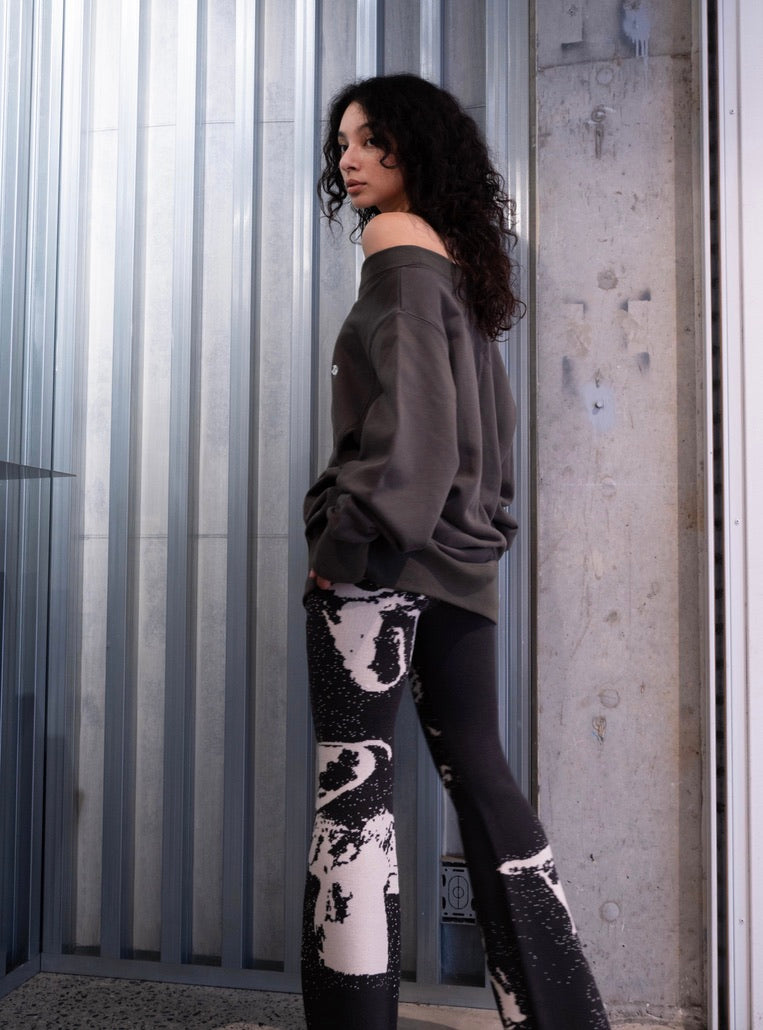 Juemi×Abyssea】Loose Neck Pigment Dyed Sweat｜Abyssea 公式