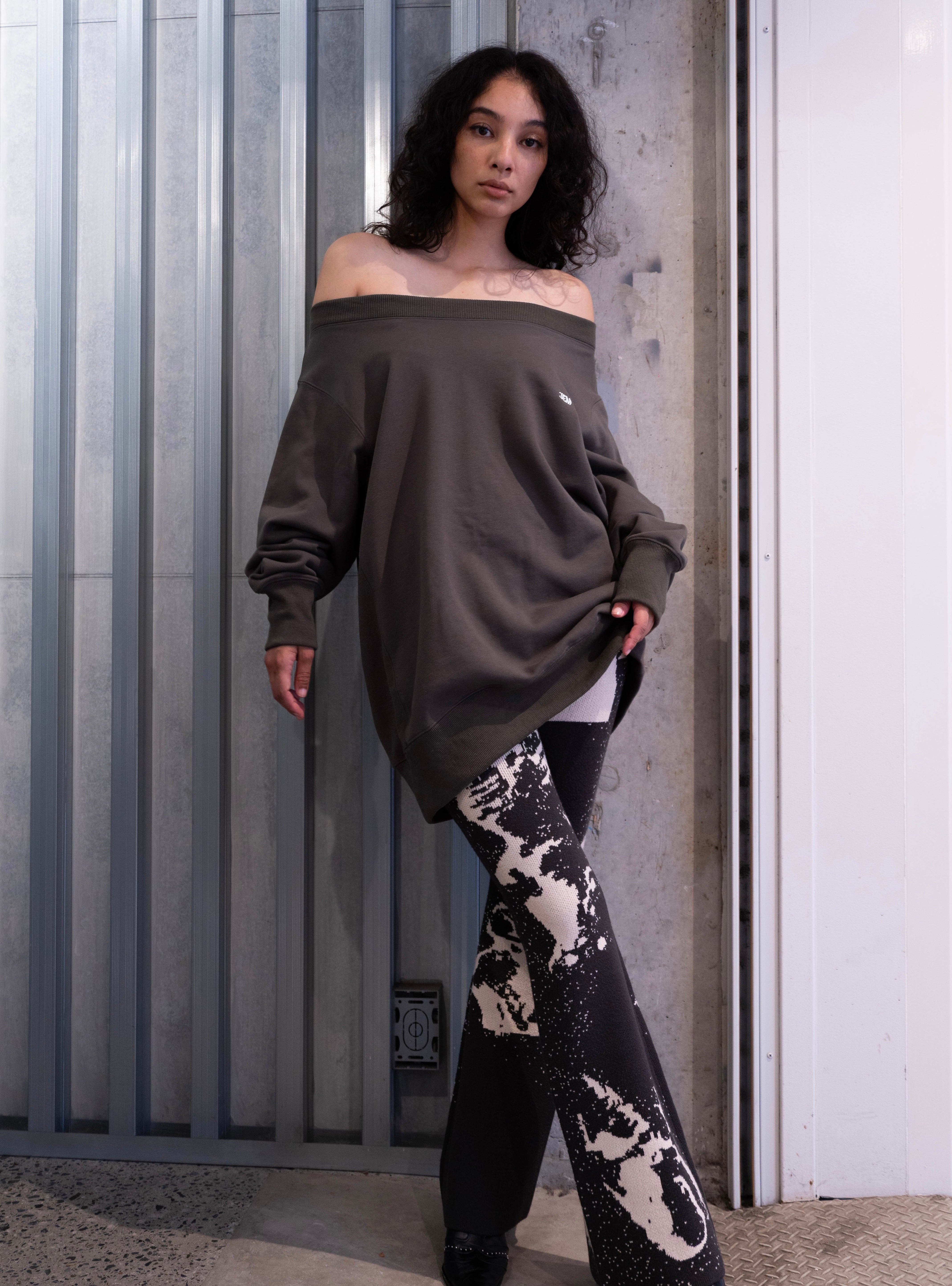 Juemi×Abyssea】Loose Neck Pigment Dyed Sweat｜Abyssea 公式